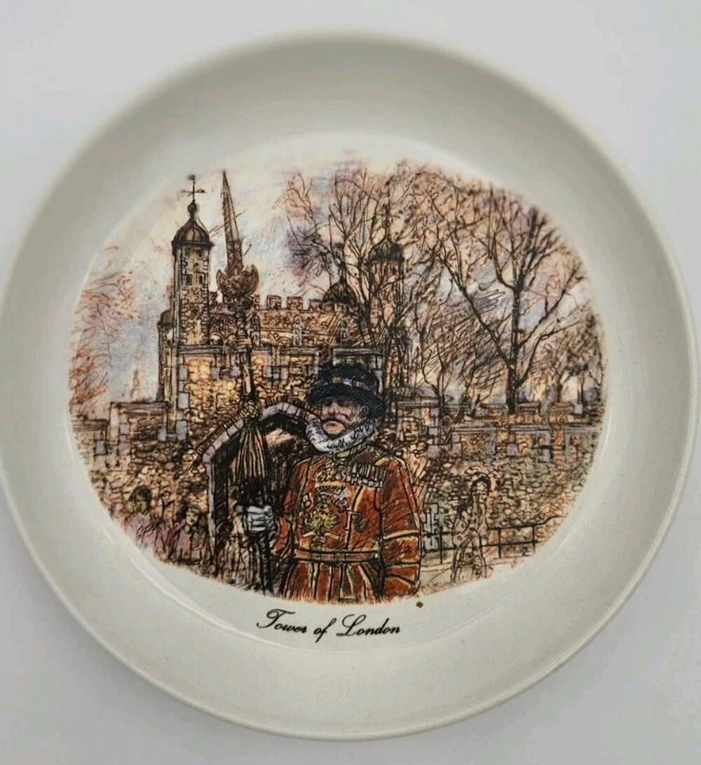 Vintage Vistaprint Tower of London Beefeater Ceramic Plate Souvenir Britain